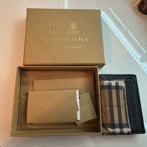 ✨ Authentic Burberry Wallet ✨